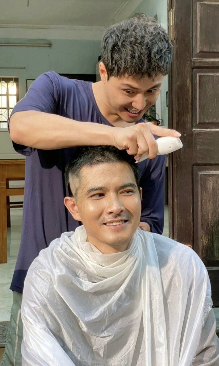Thanh Sơn cắt tóc cho Quang Sự ở hậu trường. Ảnh: FBNV Thanh Sơn cắt tóc cho Quang Sự ở hậu trường. Ảnh: FBNV
