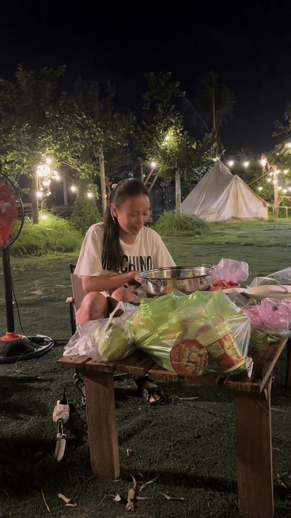 Phương Oanh tự tay chuẩn bị nhiều món ăn ngon để cùng chồng đi dã ngoại. Ảnh: Chụp màn hình Phương Oanh tự tay chuẩn bị nhiều món ăn ngon để cùng chồng đi dã ngoại. Ảnh: Chụp màn hình