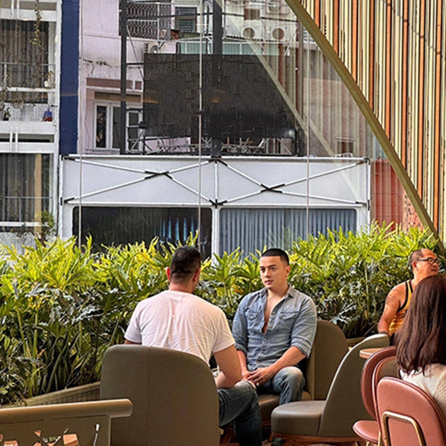 Khoảnh khắc được cho là Cao Thái Sơn tới gặp Nathan Lee. Ảnh: Internet