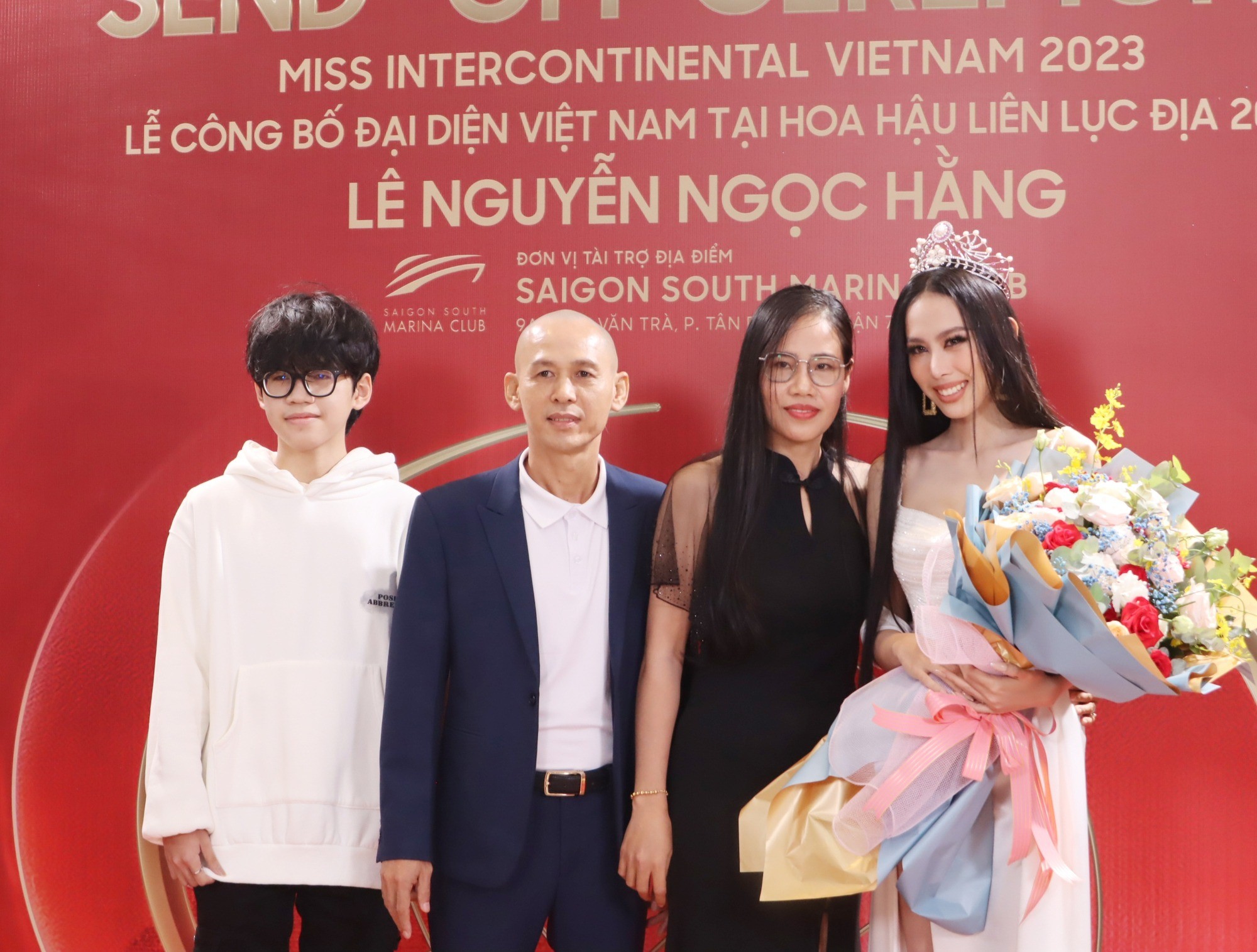 Bố mẹ và em trai đến chúc mừng Ngọc Hằng trong ngày quan trọng. Ảnh: BTC