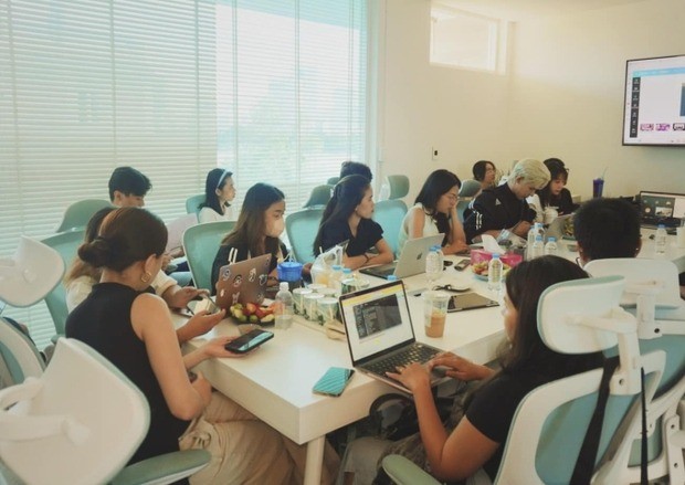 Hoàng Thùy Linh họp cùng ekip của mình. Ảnh: FBNV Hoàng Thùy Linh họp cùng ekip của mình. Ảnh: FBNV