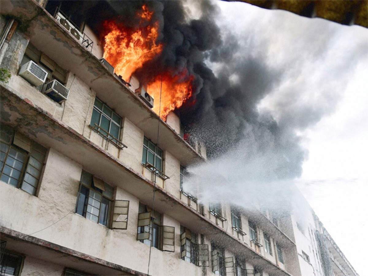 Từ vụ cháy chung cư mini ở Hà Nội: Nắm chắc 9 kỹ năng sống còn khi đối diện tình huống khẩn cấp - Ảnh 1