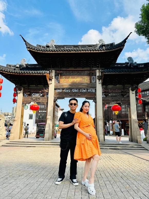 Phan Hiển được hàng xóm khen trẻ dù đã là ông bố của 3 con - Ảnh 1 Phan Hiển được hàng xóm khen trẻ dù đã là ông bố của 3 con - Ảnh 1