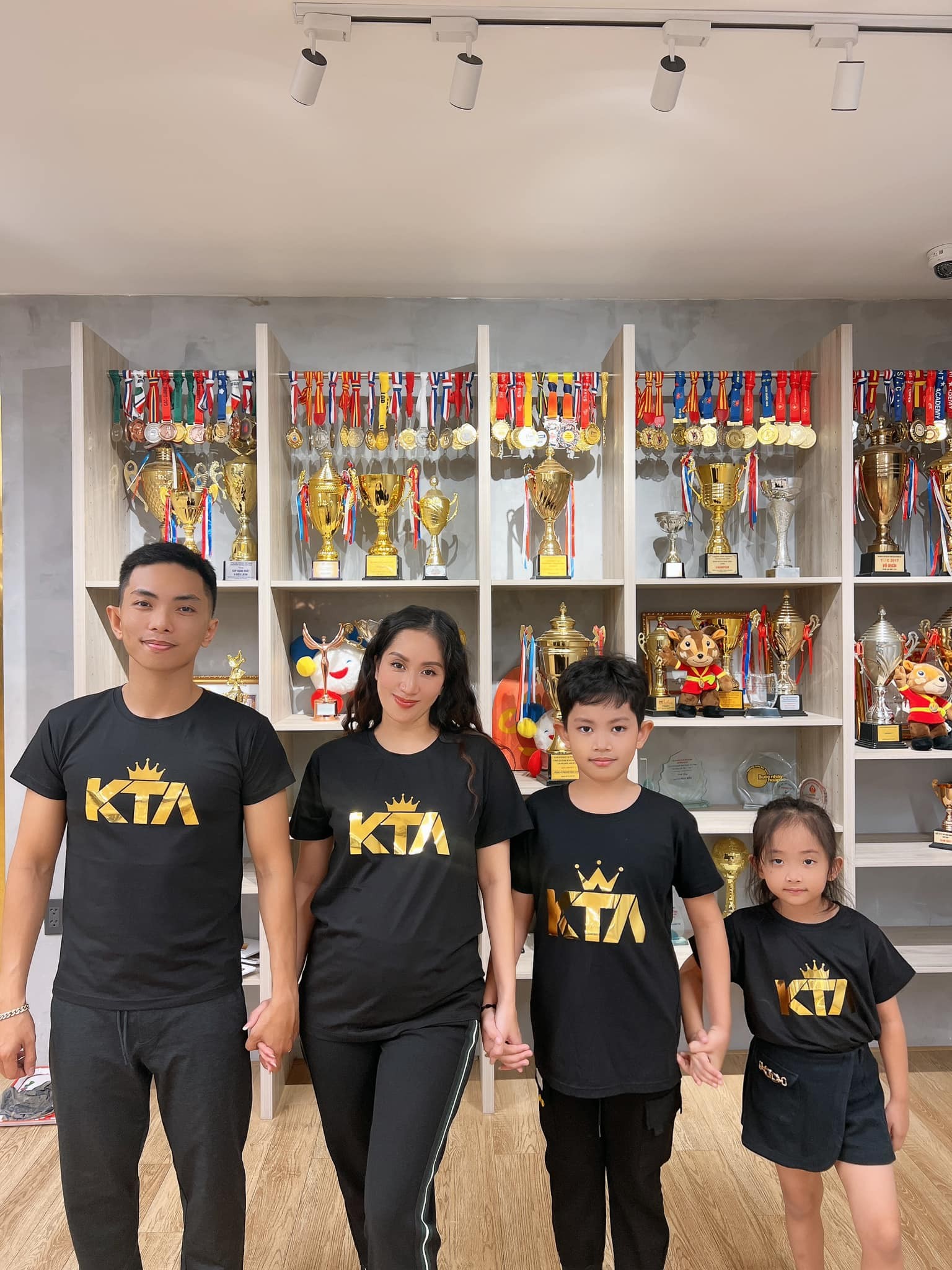 Phan Hiển cùng bà xã và 2 con. Ảnh: FBNV