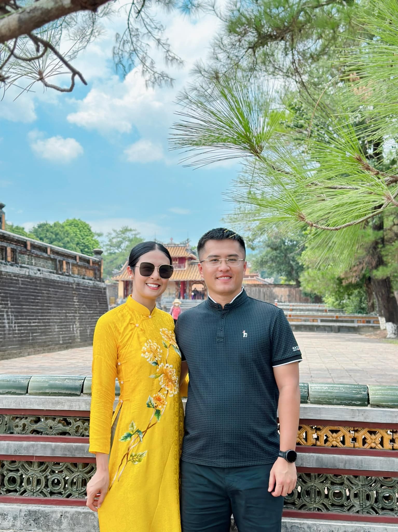 Ngọc Hân chụp ảnh cùng ông xã trong 1 chuyến đi du lịch. Ảnh: FBNV