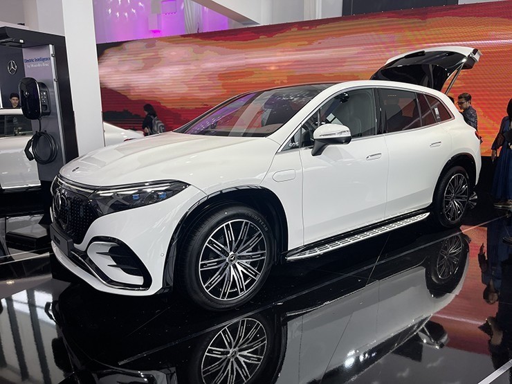 Cận cảnh 3 mẫu ô tô điện mới của Mercedes-Benz tại Việt Nam - Ảnh 1 Cận cảnh 3 mẫu ô tô điện mới của Mercedes-Benz tại Việt Nam - Ảnh 1