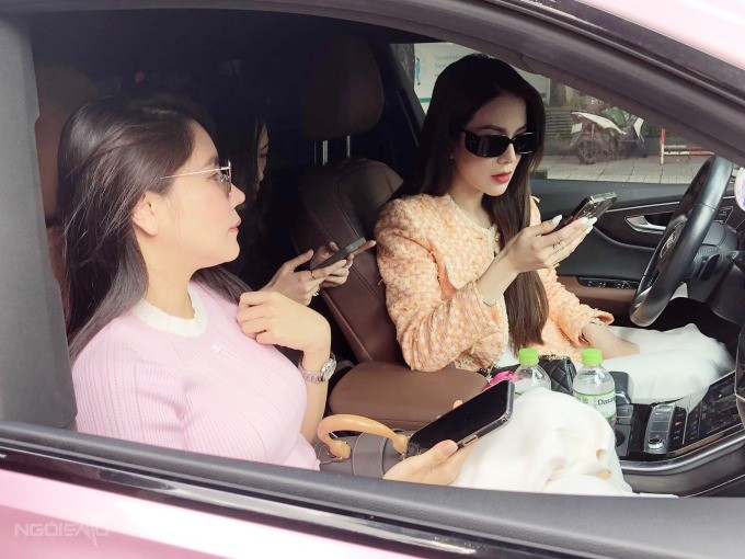 Diệp Lâm Anh tự lái xế sang đến phiên tòa. Đi cùng cô có thêm các bạn thân thiết. Ảnh: VnExpress Diệp Lâm Anh tự lái xế sang đến phiên tòa. Đi cùng cô có thêm các bạn thân thiết. Ảnh: VnExpress