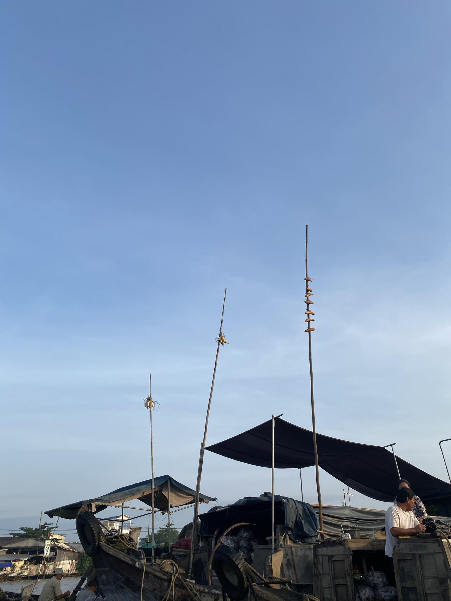 Nét đặc trưng ở chợ Cái Răng đó là việc người bán sẽ treo một mẫu sản phẩm lên cột cao để người mua từ xa có thể nhận biết họ đang bán gì. Ảnh: L.Đ Nét đặc trưng ở chợ Cái Răng đó là việc người bán sẽ treo một mẫu sản phẩm lên cột cao để người mua từ xa có thể nhận biết họ đang bán gì. Ảnh: L.Đ