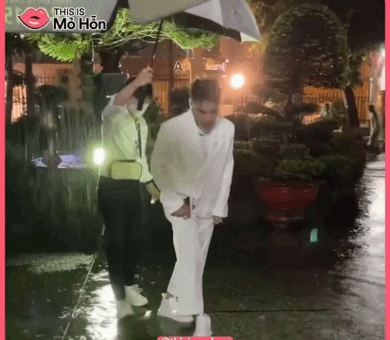 Vì trời mưa khiến Lê Dương Bảo Lâm khó di chuyển. Ảnh: FBNV