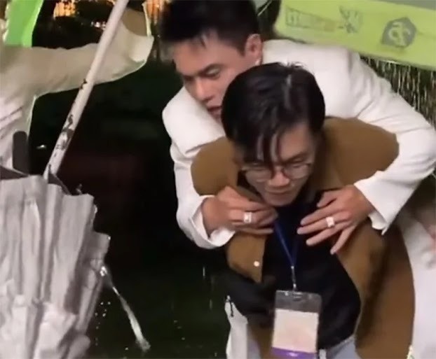 Phản ứng của Lê Dương Bảo Lâm khi để người khác cõng vào sự kiện - Ảnh 1