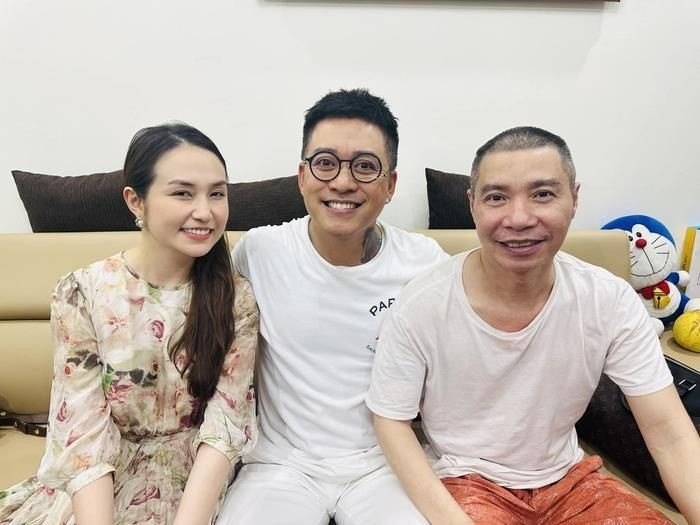 Vợ chồng ca sĩ Tuấn Hưng tới thăm NSND Công Lý. Ảnh: FBNV Vợ chồng ca sĩ Tuấn Hưng tới thăm NSND Công Lý. Ảnh: FBNV