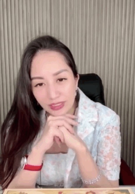 Khánh Thi livestream bán hàng chỉ sau ít ngày sinh. Ảnh: Chụp màn hình