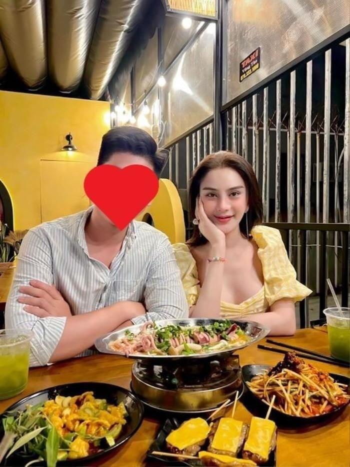 Khoảnh khắc Lâm Khánh Chi kề cạnh bên chàng trai lạ mặt. Ảnh: FBNV Khoảnh khắc Lâm Khánh Chi kề cạnh bên chàng trai lạ mặt. Ảnh: FBNV