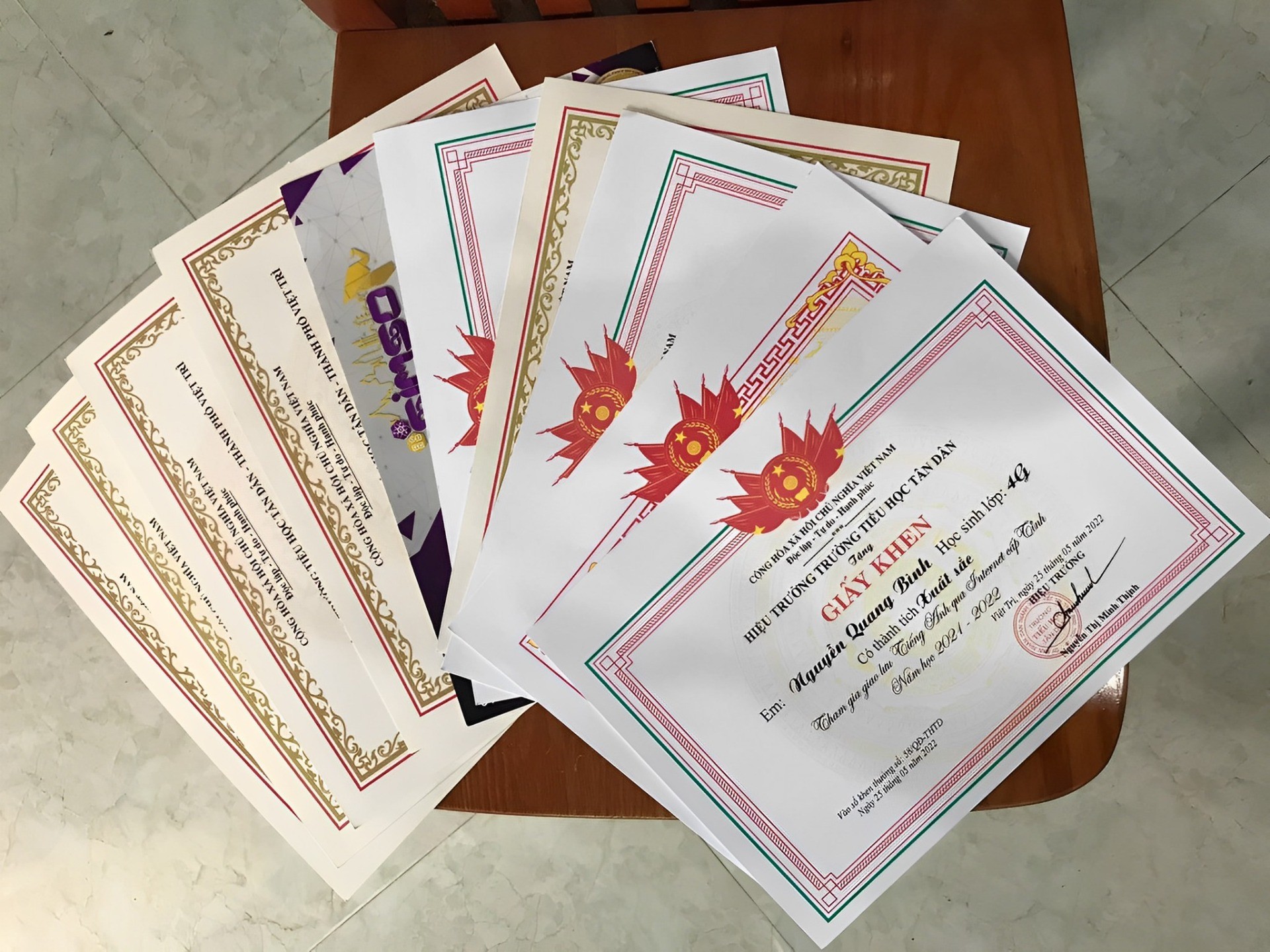 Loạt giấy khen của Quang Bình. Ảnh: FBNV Loạt giấy khen của Quang Bình. Ảnh: FBNV