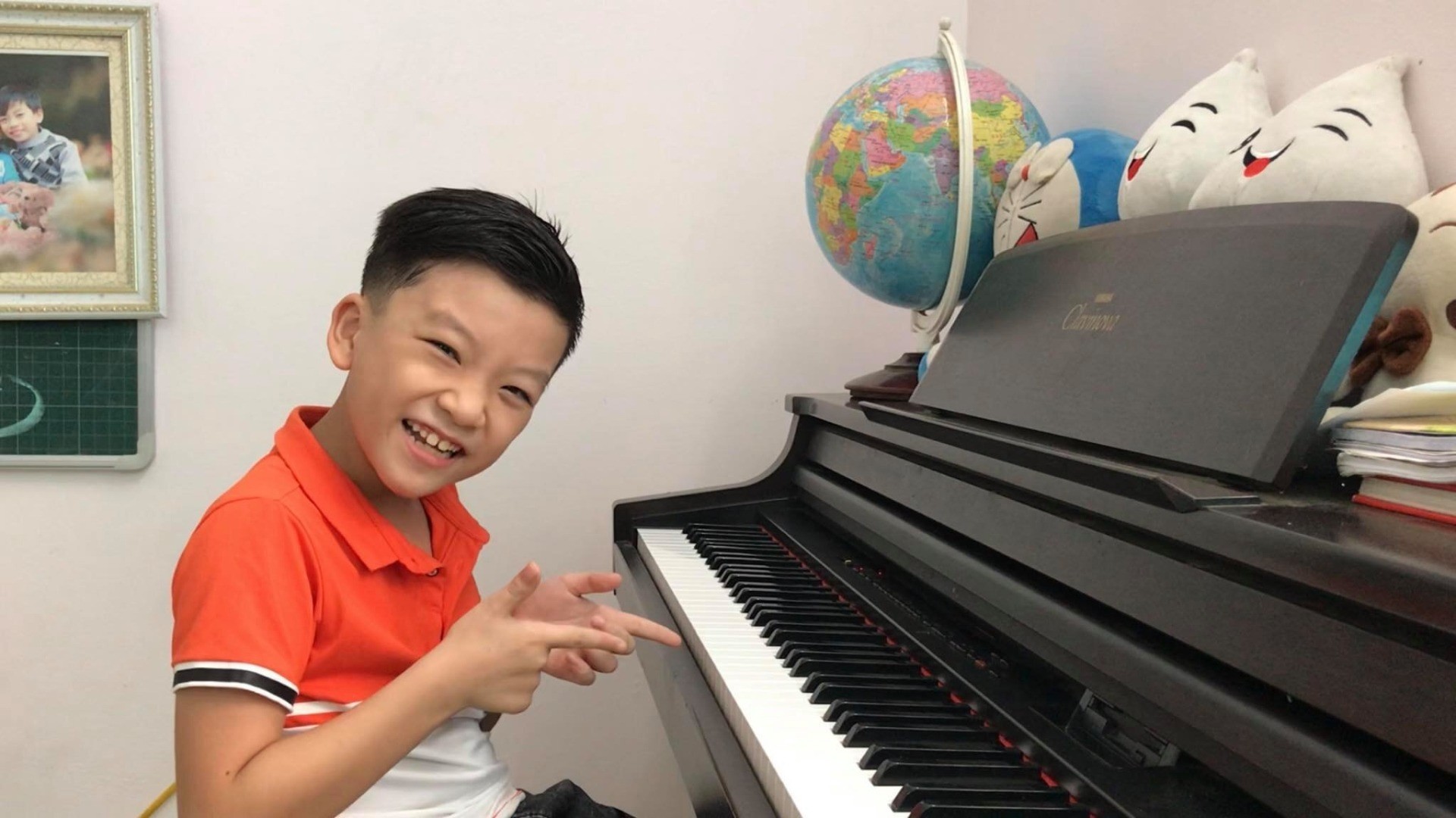 Quang Bình tập đánh đàn Piano. Ảnh: NVCC Quang Bình tập đánh đàn Piano. Ảnh: NVCC