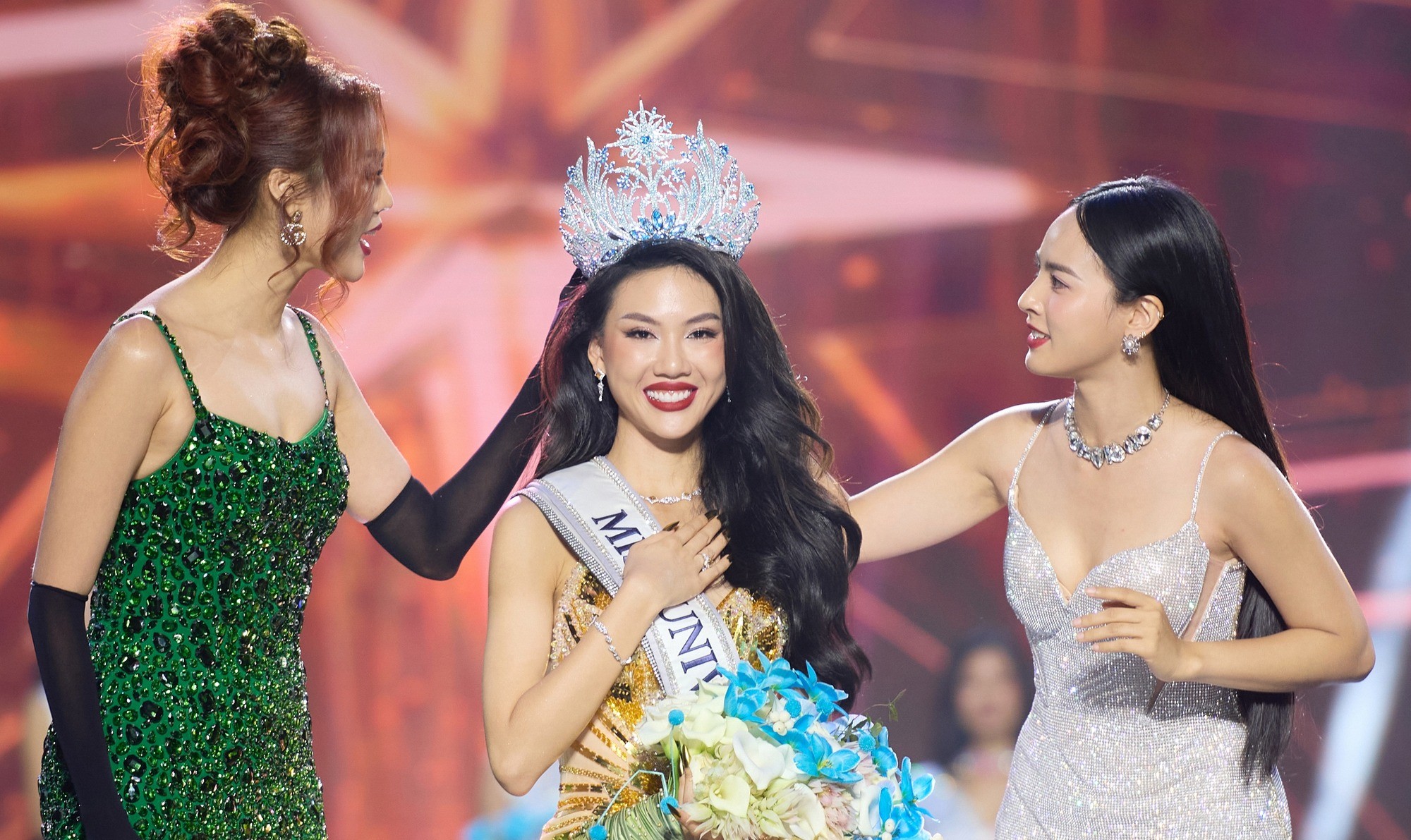 Khoảnh khắc Lan Khuê cùng MC Quỳnh Nga trao vương miện cho Bùi Quỳnh Hoa. Ảnh: FBNV Khoảnh khắc Lan Khuê cùng MC Quỳnh Nga trao vương miện cho Bùi Quỳnh Hoa. Ảnh: FBNV
