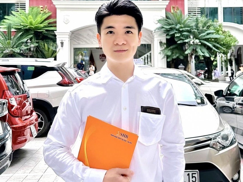 Doanh nhân Đỗ Quang Vinh khi tới ĐH Quốc gia Hà Nội, sẵn sàng làm Nghiên cứu sinh. Ảnh: FBNV Doanh nhân Đỗ Quang Vinh khi tới ĐH Quốc gia Hà Nội, sẵn sàng làm Nghiên cứu sinh. Ảnh: FBNV