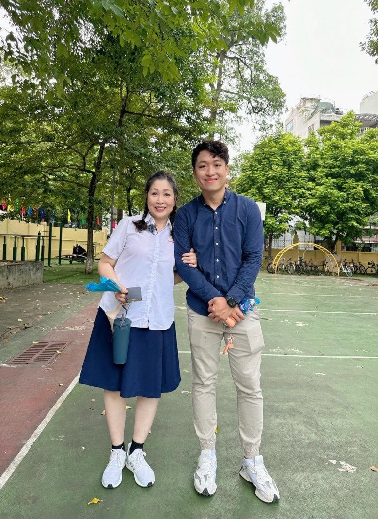NSND Hồng Vân diện váy ngắn hóa nữ sinh đứng chụp ảnh cùng con trai. Ảnh: FBNV NSND Hồng Vân diện váy ngắn hóa nữ sinh đứng chụp ảnh cùng con trai. Ảnh: FBNV