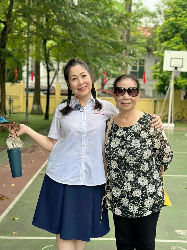 U60 NSND Hồng Vân diện váy ngắn hóa nữ sinh, đứng kề cạnh con trai khiến nhiều người chú ý - Ảnh 1 U60 NSND Hồng Vân diện váy ngắn hóa nữ sinh, đứng kề cạnh con trai khiến nhiều người chú ý - Ảnh 1