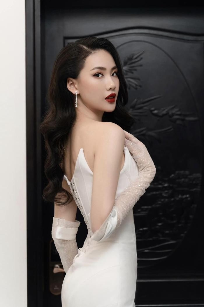 Nhan sắc, vóc dáng của Bùi Quỳnh Hoa được đánh giá cao. Trước khi đăng quang Miss Universe Vietnam, cô từng đạt được nhiều thành tích ấn tượng trong lĩnh vực người mẫu và sắc đẹp. Ảnh: FBNV Nhan sắc, vóc dáng của Bùi Quỳnh Hoa được đánh giá cao. Trước khi đăng quang Miss Universe Vietnam, cô từng đạt được nhiều thành tích ấn tượng trong lĩnh vực người mẫu và sắc đẹp. Ảnh: FBNV