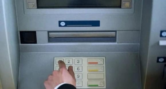 Một số lưu ý khi thực hiện việc rút tiền tại cây ATM mà ít người biết được - Ảnh 2 Một số lưu ý khi thực hiện việc rút tiền tại cây ATM mà ít người biết được - Ảnh 2