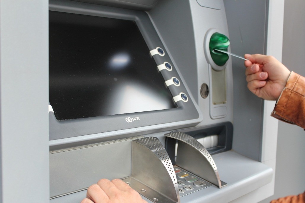 Thực hiện việc tiền rút từ ATM nhưng bị rách, cách xử lý ra sao? - Ảnh 1