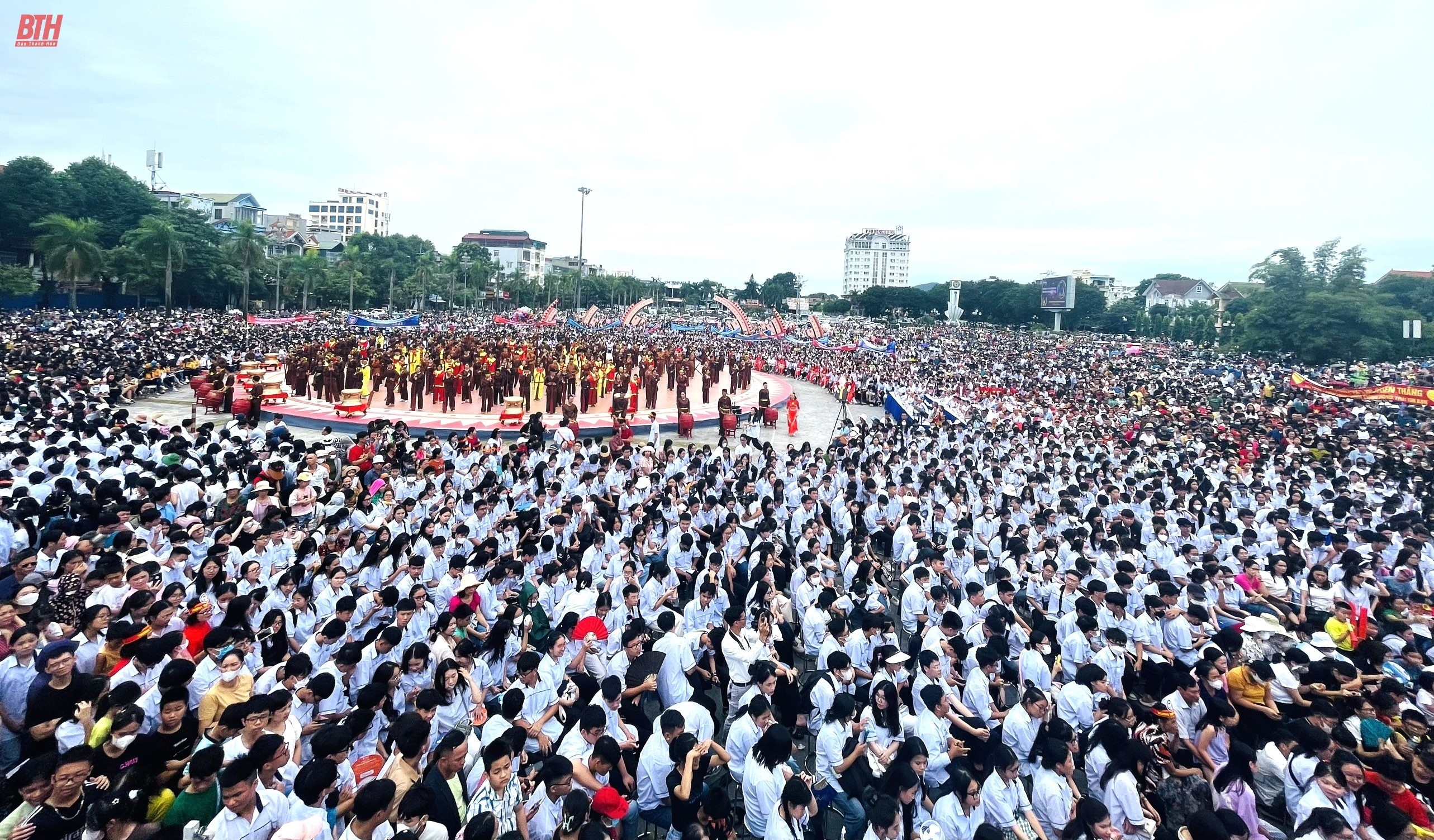 Rất đông bạn bè, thầy cô và người dân Thanh Hoá tới quảng trường Lam Sơn để xem trận Chung kết Olympia năm thứ 23. Ảnh: Báo Thanh Hoá Rất đông bạn bè, thầy cô và người dân Thanh Hoá tới quảng trường Lam Sơn để xem trận Chung kết Olympia năm thứ 23. Ảnh: Báo Thanh Hoá