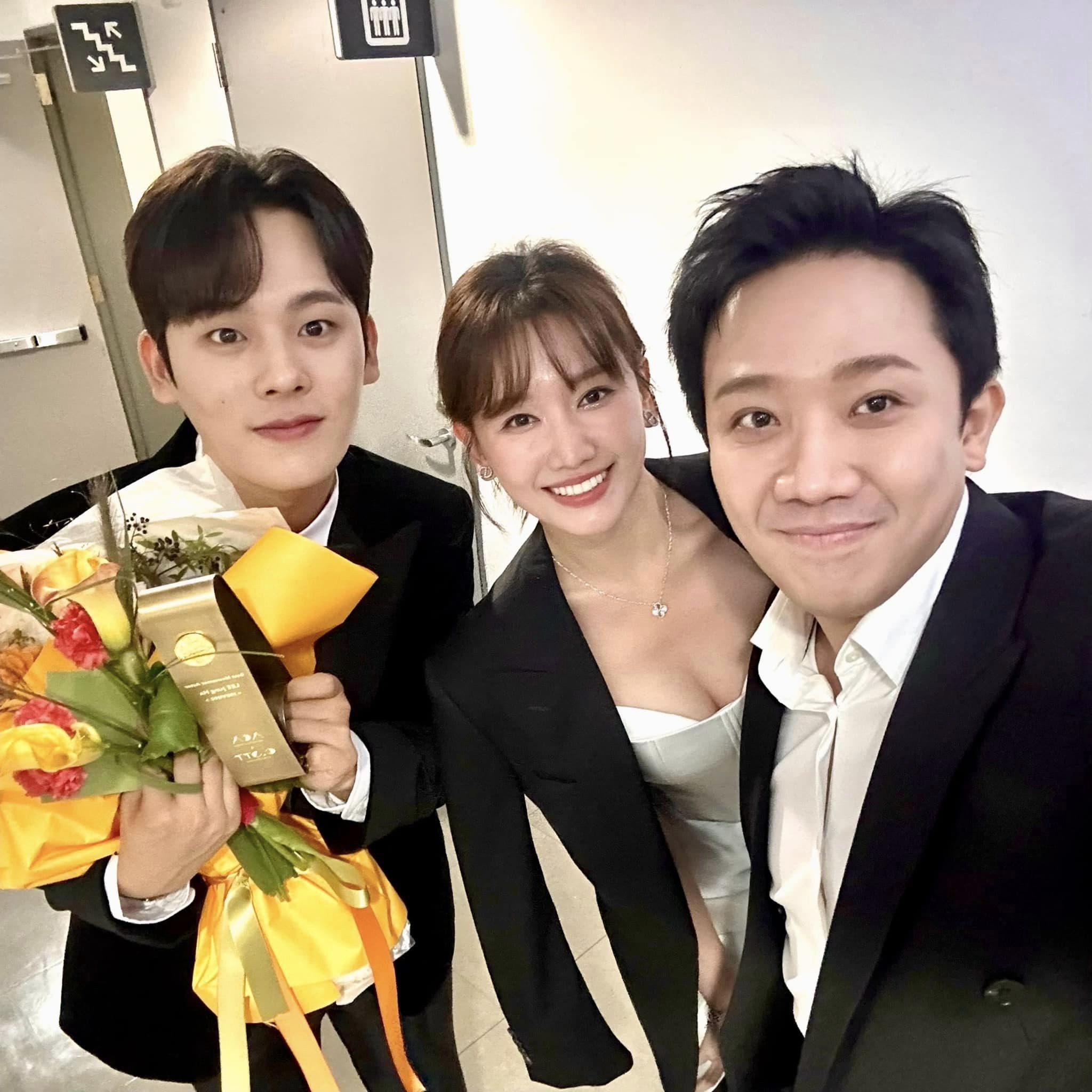 Họ còn gặp Lee Jung Ha, nam diễn viên đang được yêu thích với phim 'Moving'. Họ còn gặp Lee Jung Ha, nam diễn viên đang được yêu thích với phim 'Moving'.