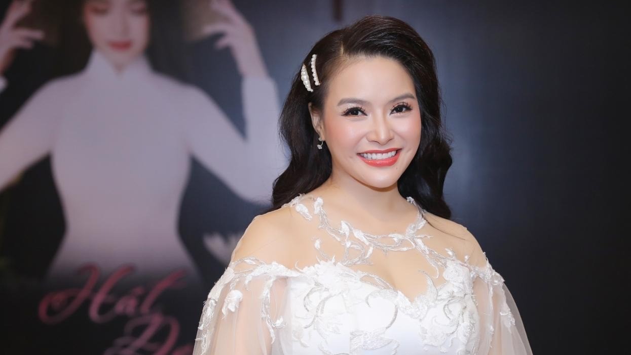 Ca sĩ Đinh Trang buồn bã, suy kiệt tinh thần khi đọc những bình luận ác ý của học trò. Ảnh: FBNV