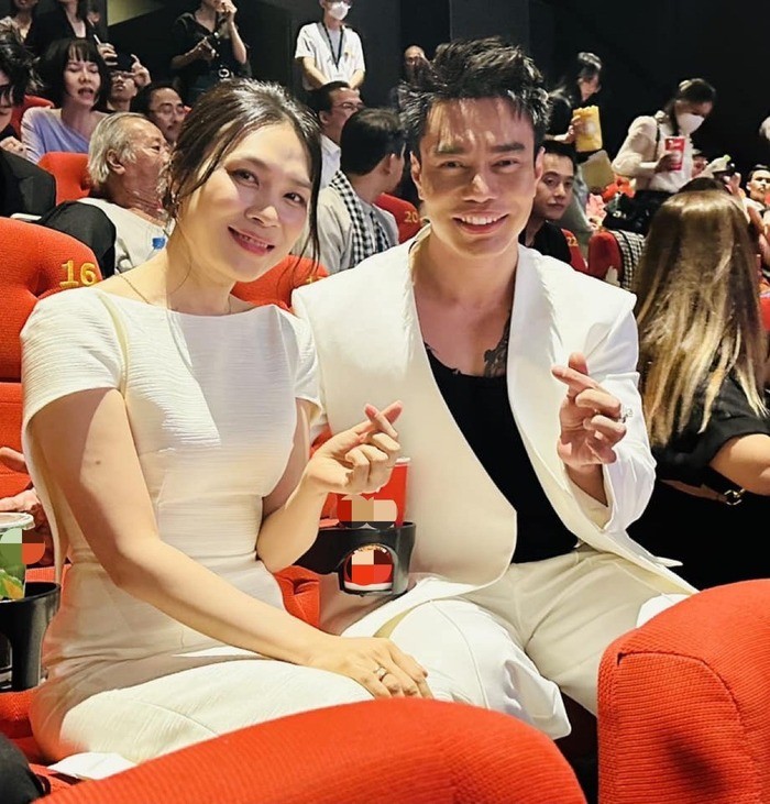 Lê Dương Bảo Lâm chụp hình cùng Mỹ Tâm. Ảnh: FBNV Lê Dương Bảo Lâm chụp hình cùng Mỹ Tâm. Ảnh: FBNV