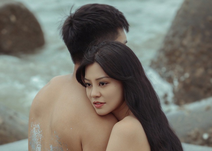Bùi Lan Hương thể hiện sự đắm say, gợi cảm của người phụ nữ đang yêu trong MV Nữ hoàng mới được ra mắt. Ảnh: FBNV Bùi Lan Hương thể hiện sự đắm say, gợi cảm của người phụ nữ đang yêu trong MV Nữ hoàng mới được ra mắt. Ảnh: FBNV