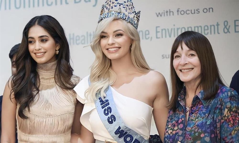 Đương kim Miss World cùng đại diện BTC. Ảnh: BTC Đương kim Miss World cùng đại diện BTC. Ảnh: BTC