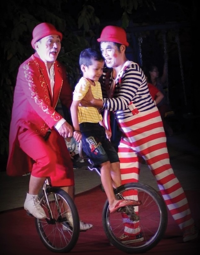 Hai diễn viên đang trình diễn trên xe đạp một bánh trên sân khấu. Theo giám đốc Nhà hát Phương Nam, nếu diễn viên tự ý trình diễn tiết mục này ở khu vực công cộng là vi phạm. Ảnh: NVCC Hai diễn viên đang trình diễn trên xe đạp một bánh trên sân khấu. Theo giám đốc Nhà hát Phương Nam, nếu diễn viên tự ý trình diễn tiết mục này ở khu vực công cộng là vi phạm. Ảnh: NVCC