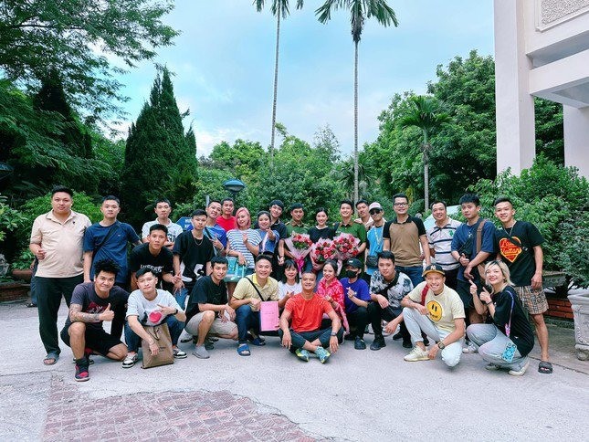 Đoàn làm phim 'Biệt dược đen'. Ảnh: FBNV