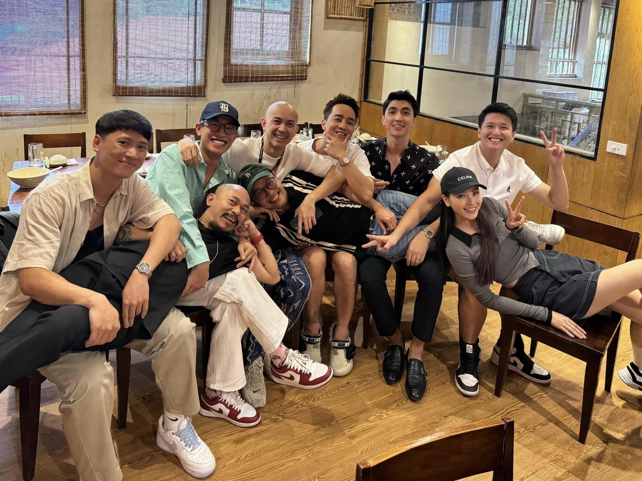 Dàn diễn viên 'Biệt dược đen'. Ảnh: FBNV