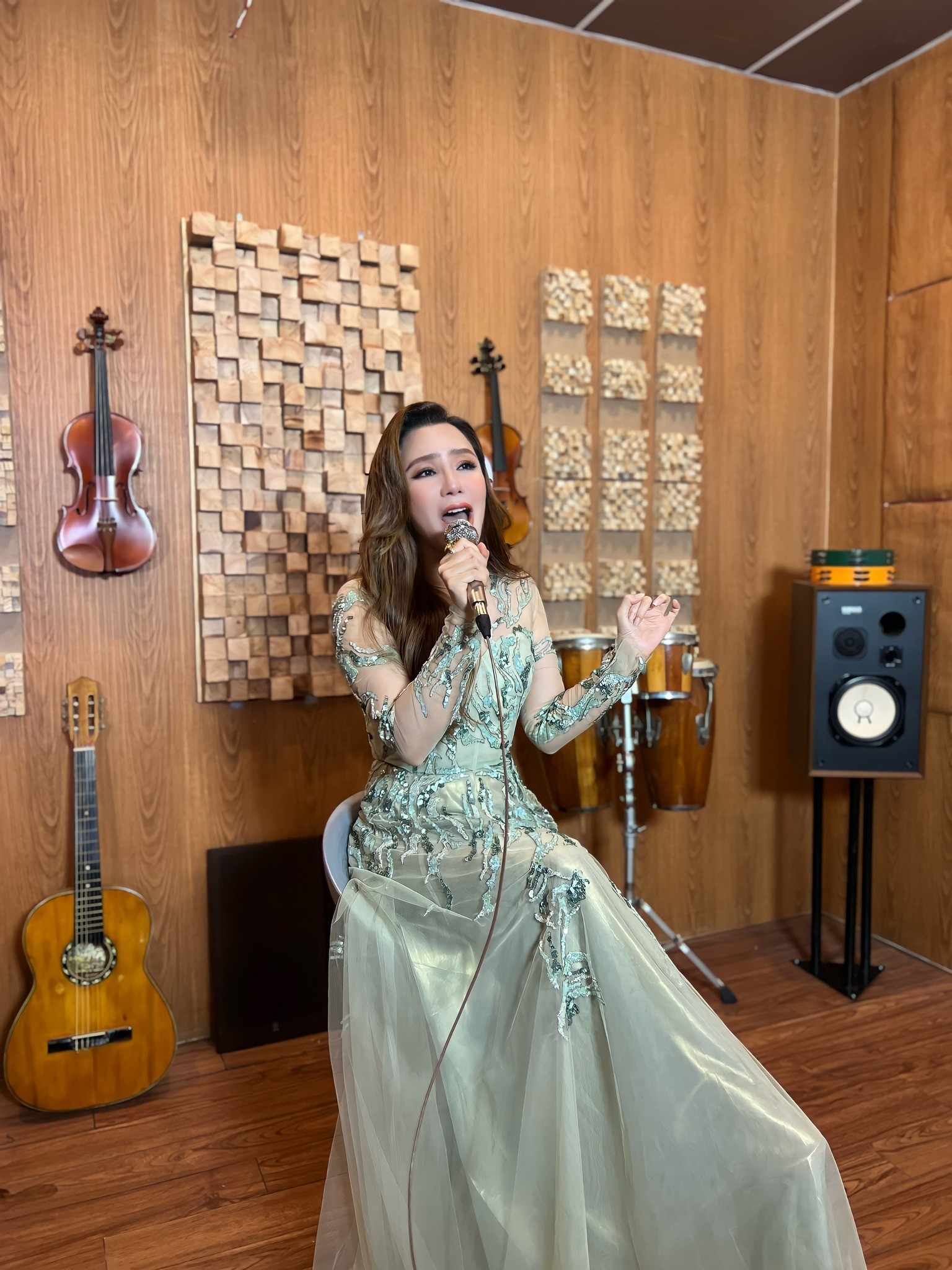 Hồ Quỳnh Hương cảm thấy buồn khi bị bàn tán chuyện nhan sắc. Ảnh: FBNV