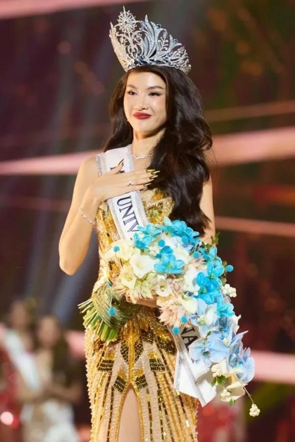 Giây phút đăng quang của Bùi Quỳnh Hoa. Ảnh: FBNV Giây phút đăng quang của Bùi Quỳnh Hoa. Ảnh: FBNV