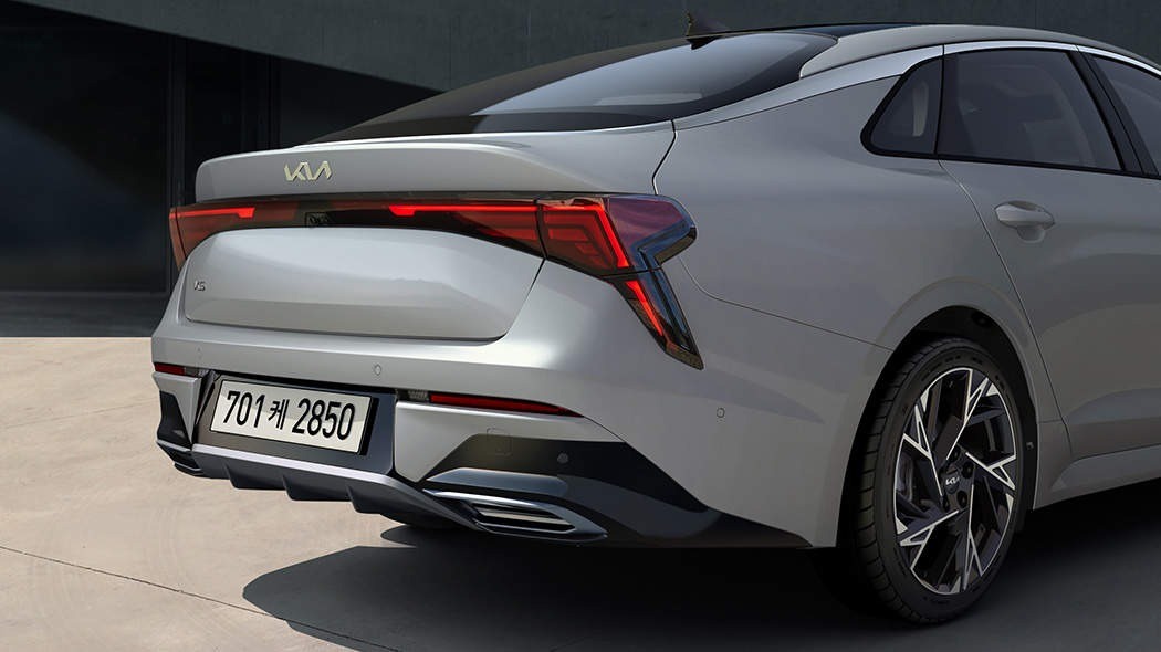 Kia K5: Diện mạo trẻ trung, hiện đại nhưng giá chỉ nhỉnh hơn Toyota Vios? - Ảnh 1