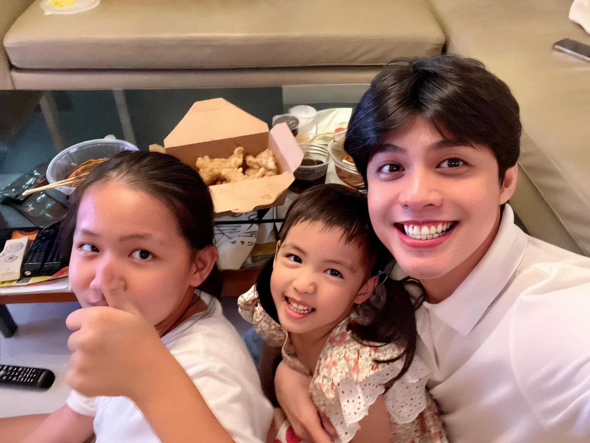 Khoảnh khắc Noo Phước Thịnh chụp ảnh cùng với cháu. Ảnh: FBNV