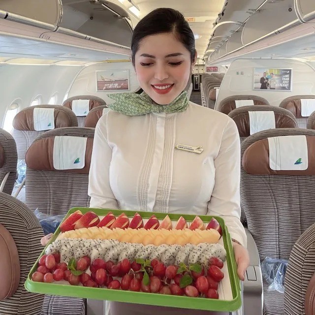 Quế Chi trong trang phục tiếp viên hàng không. Ảnh: FBNV Quế Chi trong trang phục tiếp viên hàng không. Ảnh: FBNV