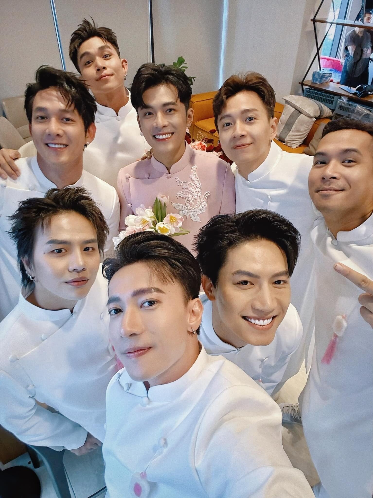 Gin Tuấn Kiệt cùng dàn bê tráp trong ngày ăn hỏi. Ảnh: FBNV Gin Tuấn Kiệt cùng dàn bê tráp trong ngày ăn hỏi. Ảnh: FBNV