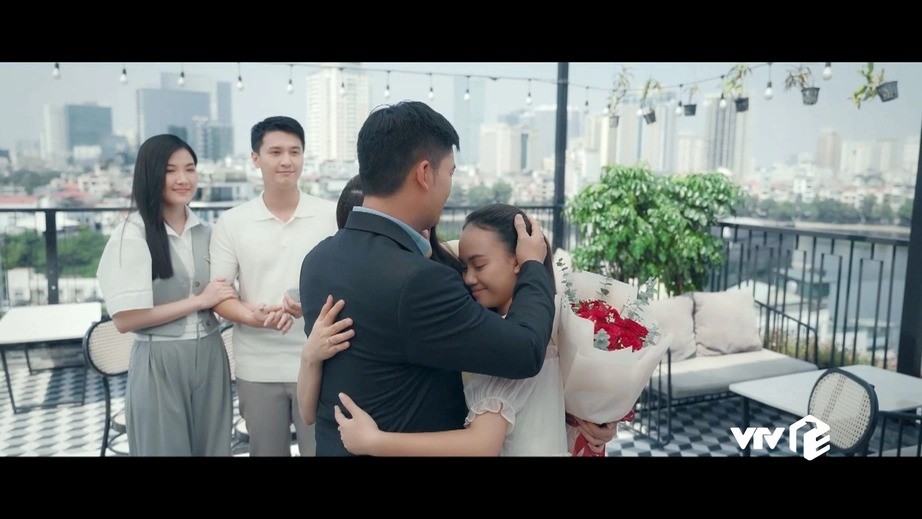 Mỹ Lan vui vẻ nhận lời cầu hôn, cùng con gái Tuyển chờ anh hoàn thành nhiệm vụ, an toàn trở về. Ảnh: Chụp màn hình