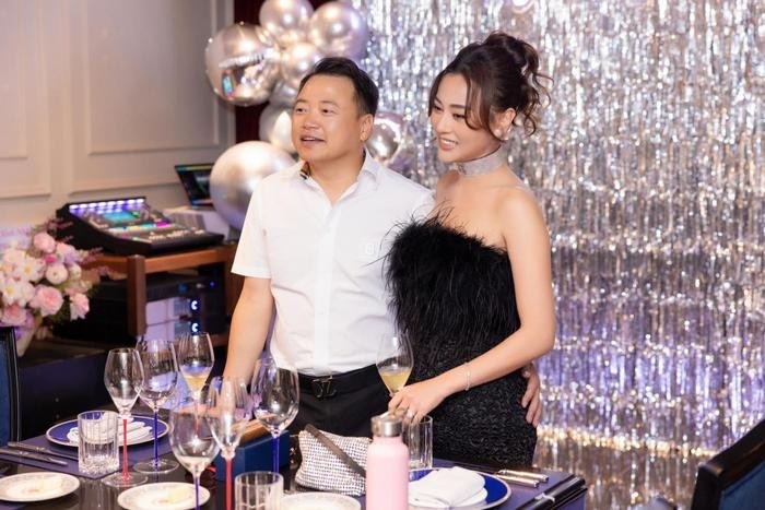 Phương Oanh mang bầu đôi và khoe sản phẩm mới của chồng, shark Bình 'chốt' 1 câu gây chú ý - Ảnh 1 Phương Oanh mang bầu đôi và khoe sản phẩm mới của chồng, shark Bình 'chốt' 1 câu gây chú ý - Ảnh 1