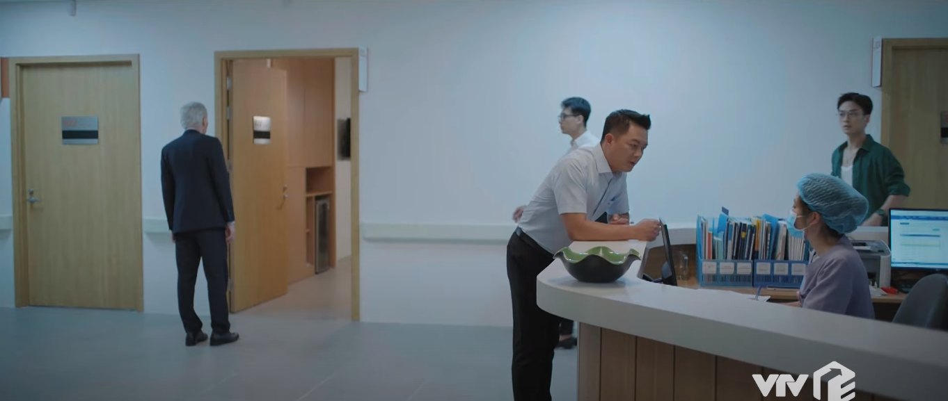 'Chúng ta của 8 năm sau' tập 2: Tùng nhận ra mối quan hệ của Dương với ông Quảng, Lâm bị gặp nạn - Ảnh 2