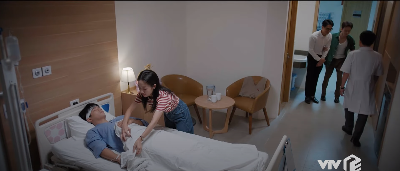 'Chúng ta của 8 năm sau' tập 2: Tùng nhận ra mối quan hệ của Dương với ông Quảng, Lâm bị gặp nạn - Ảnh 3