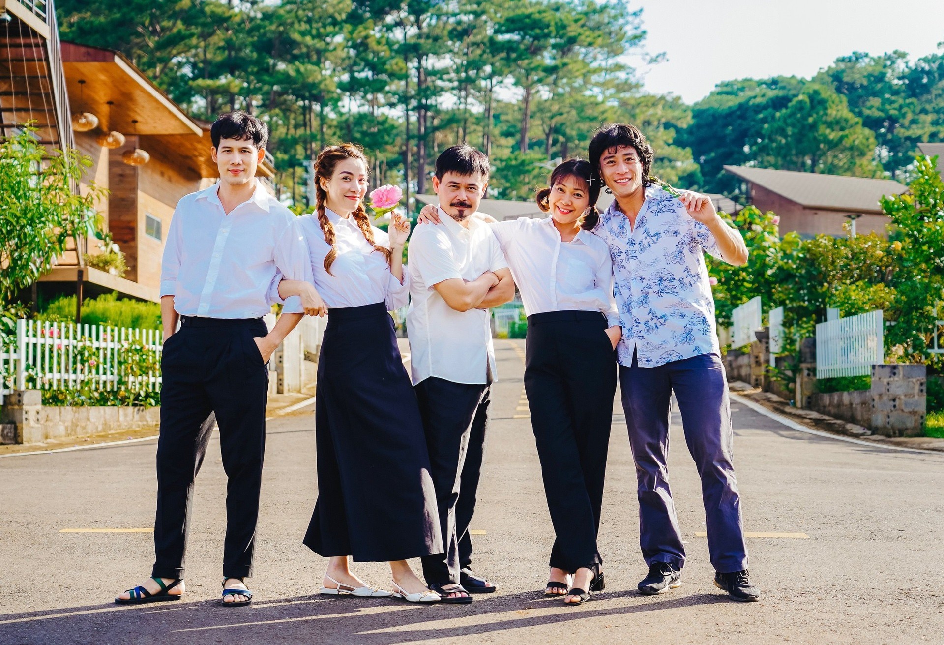 Tạo hình của các diễn viên trong phim. Ảnh: NSX