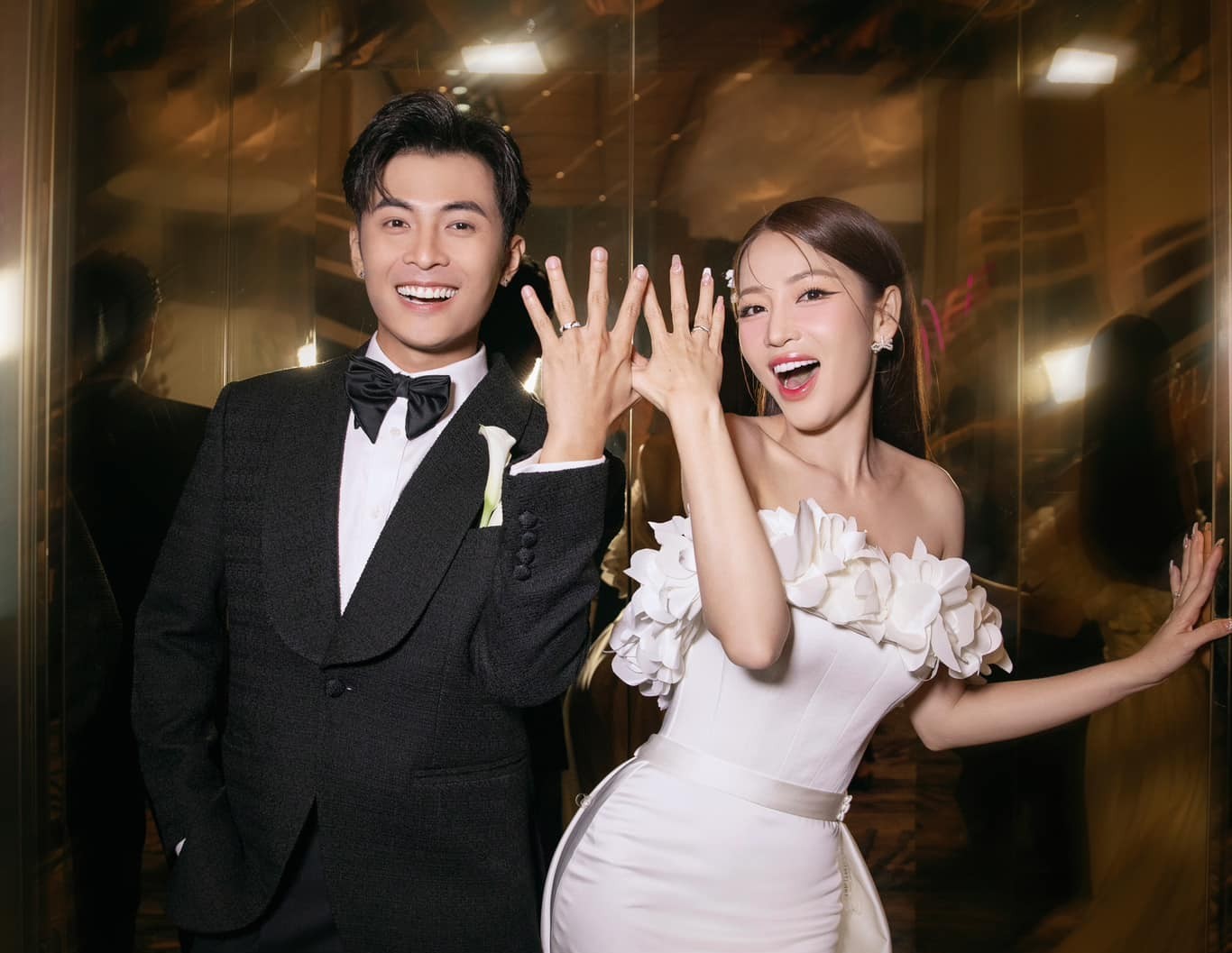 Puka - Gin Tuấn Kiệt hạnh phúc khoe nhẫn cưới. Ảnh: FBNV