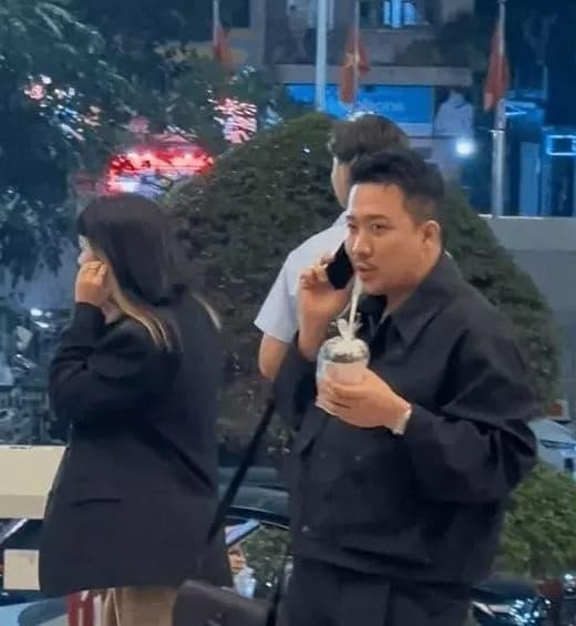Trấn Thành lần đầu tiên lộ diện sau nghi vấn sang Hàn Quốc 'dao kéo' - Ảnh 1 Trấn Thành lần đầu tiên lộ diện sau nghi vấn sang Hàn Quốc 'dao kéo' - Ảnh 1
