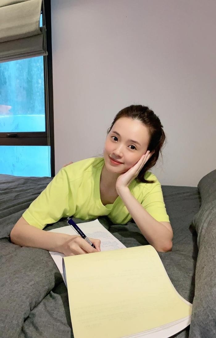 Midu sổ đỏ trong em trai trong ngày cưới, CDM trầm trồ - Ảnh 2 Midu sổ đỏ trong em trai trong ngày cưới, CDM trầm trồ - Ảnh 2