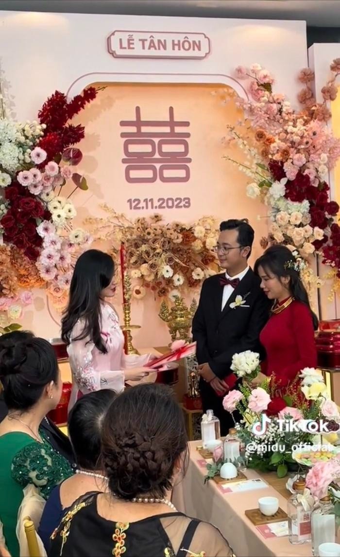 Midu tặng 2 em sổ đỏ khiến quan viên 2 họ phải trầm trồ. Ảnh: Chụp màn hình Midu tặng 2 em sổ đỏ khiến quan viên 2 họ phải trầm trồ. Ảnh: Chụp màn hình